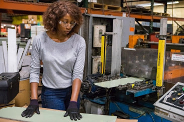  How can the Internet of Things help manufacturers operate more efficiently